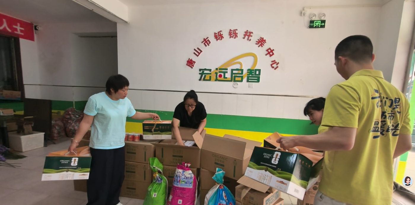 志愿者分拣打包捐赠物资