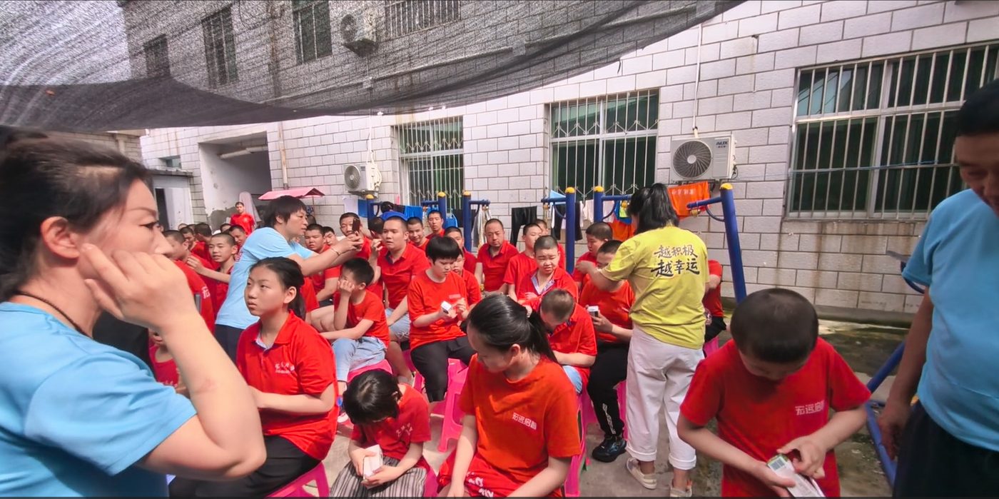 志愿者与孩子们在院子里同乐